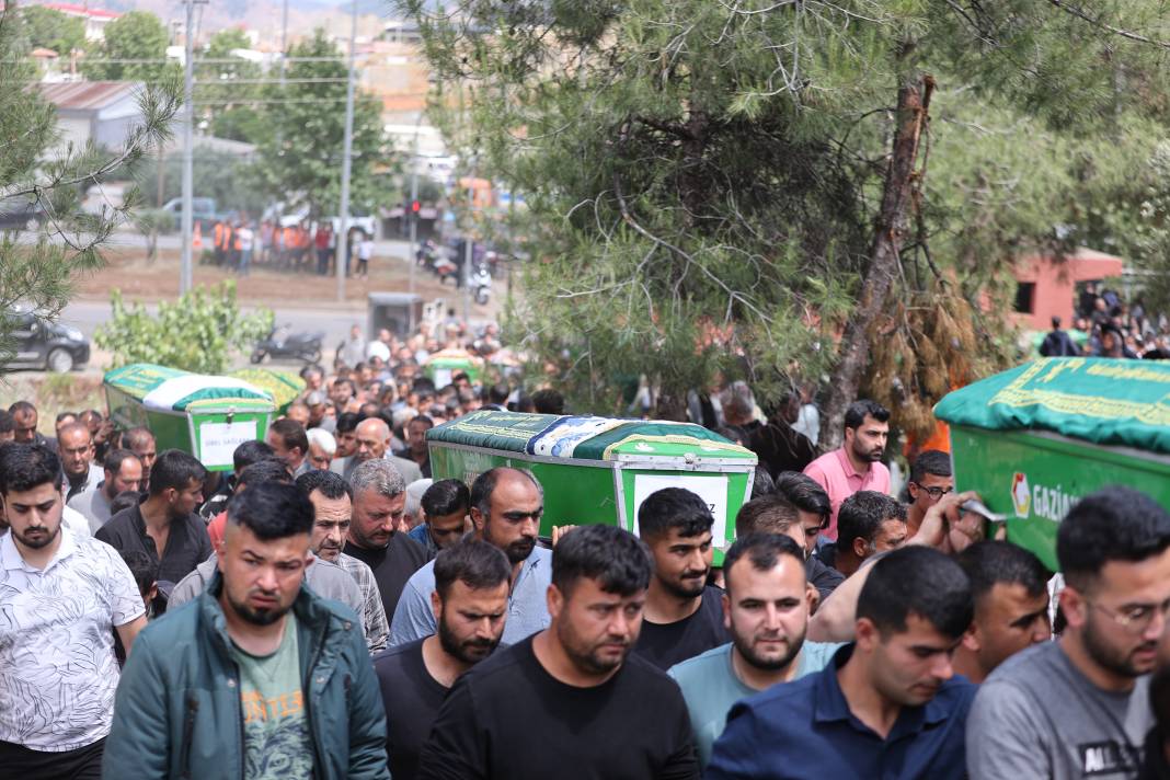 Gaziantep’ten yürek yakan fotoğraf! Yan yana toprağa verildiler 68